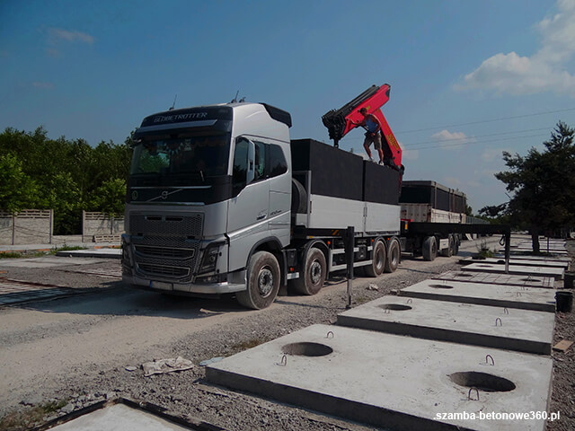Załadunek szamba betonowego na HDS - montaż i dostawa zbiorników w Kamienna Góra